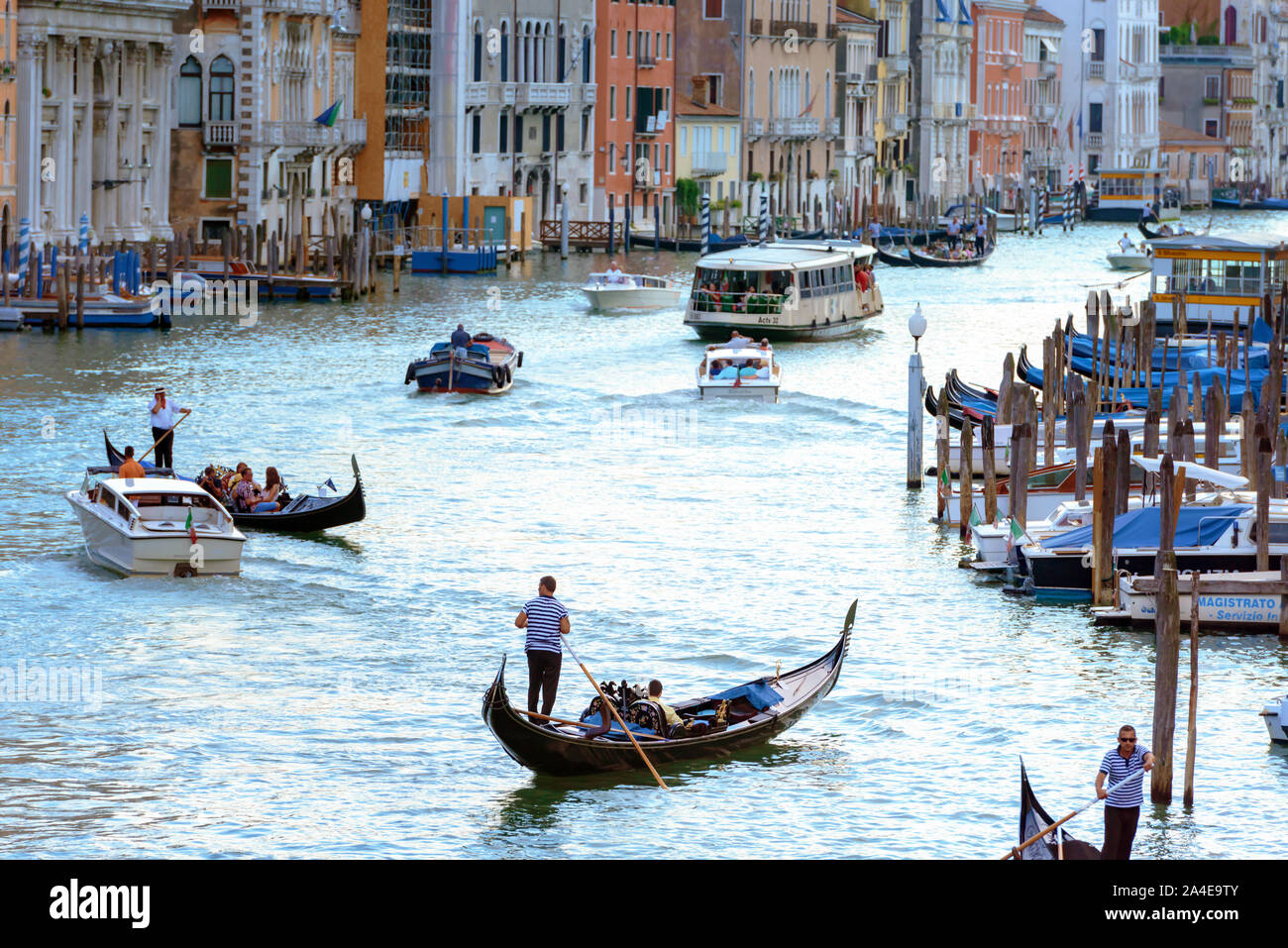 Venedig, Italien - 7. August 2014: Gondeln und Boote auf venezianischen Canale Grande Stockfoto