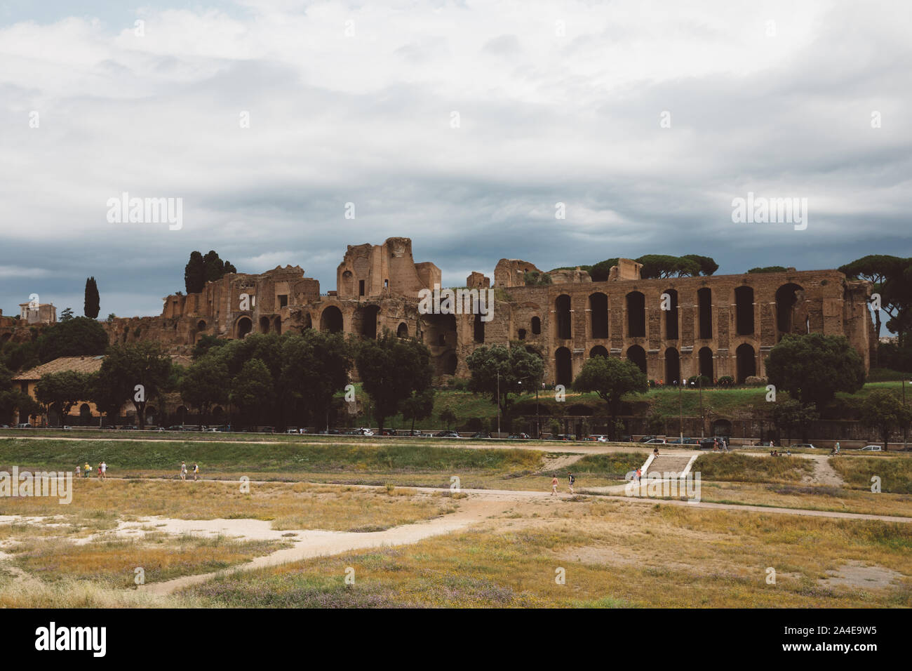 Rom, Italien, 23. Juni 2018: Panoramablick auf den Tempel des Apollo Palatinus auf Palatin Hügel des antiken Rom und Circus Maximus (Circo Massimo) ist ein Stockfoto