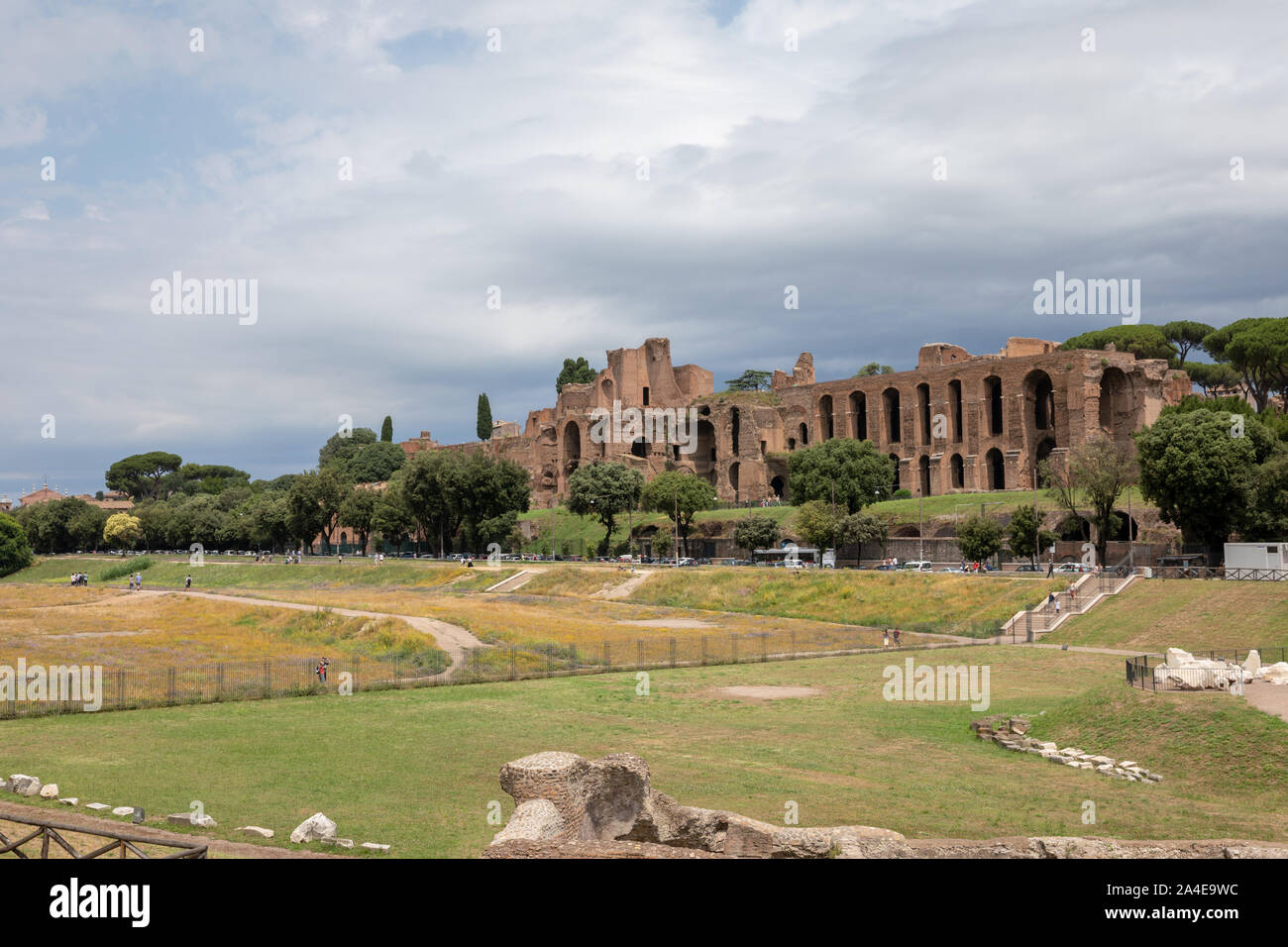 Rom, Italien, 23. Juni 2018: Panoramablick auf den Tempel des Apollo Palatinus auf Palatin Hügel des antiken Rom und Circus Maximus (Circo Massimo) ist ein Stockfoto