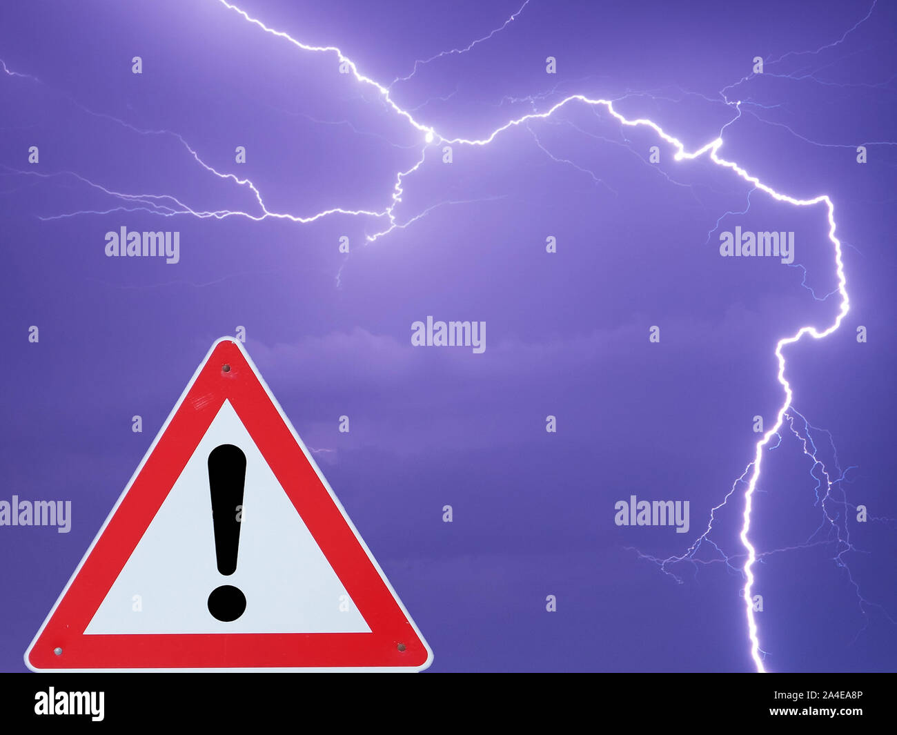 Gewitter Blitz am Himmel Warnschild Stockfoto