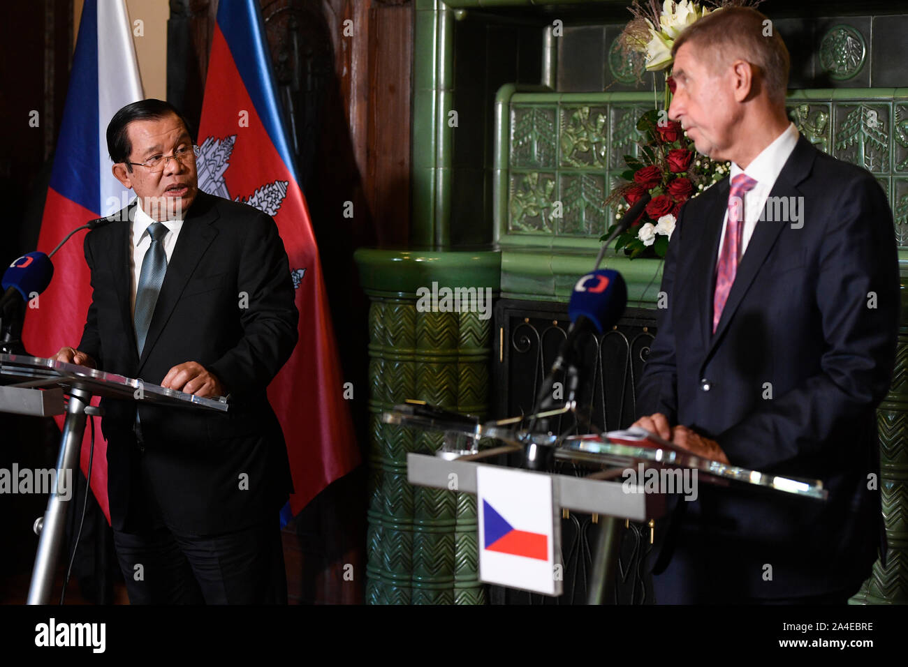 Prag, Tschechische Republik. 14 Okt, 2019. Der tschechische Premierminister Andrej Babis (rechts) trifft Premierminister von Kambodscha Hun Sen in Prag, Tschechische Republik, 14. Oktober 2019. Credit: Ondrej Deml/CTK Photo/Alamy leben Nachrichten Stockfoto