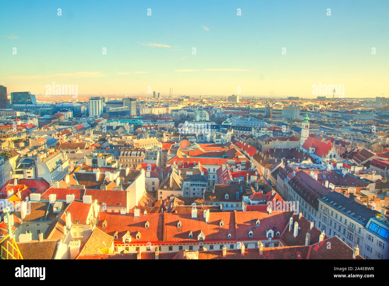 Panoramablick bis zum Stephansplatz und Wien Mitte, eine Menge orange Ziegeldächern. Schönen hellen Farben. Wien, Österreich. Stockfoto