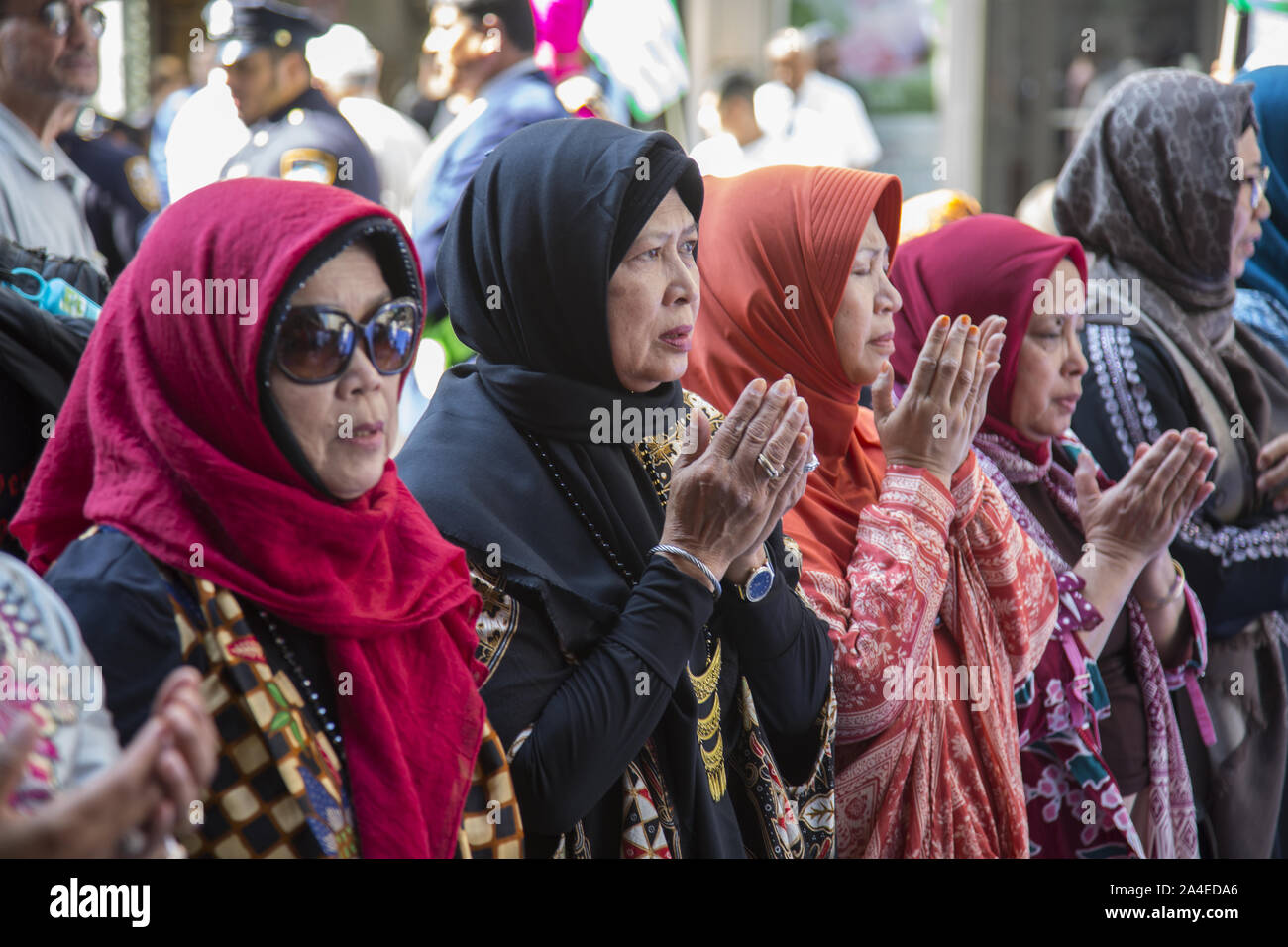American Muslim Day Parade auf der Madison Avenue in New York City. Muslimische Frauen beten auf der Madison Avenue als traditionell vor dem Start der Parade ist. Stockfoto