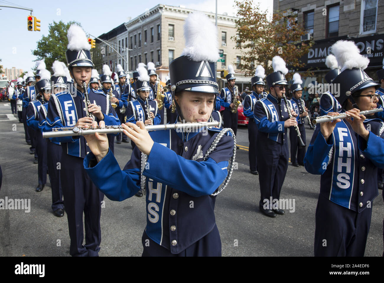 Jährliche Ragamuffin Parade auf der 3. Avenue in Bay Ridge, Brooklyn, New York City. Die hoch angesehener Fort Hamilton High School Marching Band ist ein Höhepunkt der Parade. Stockfoto