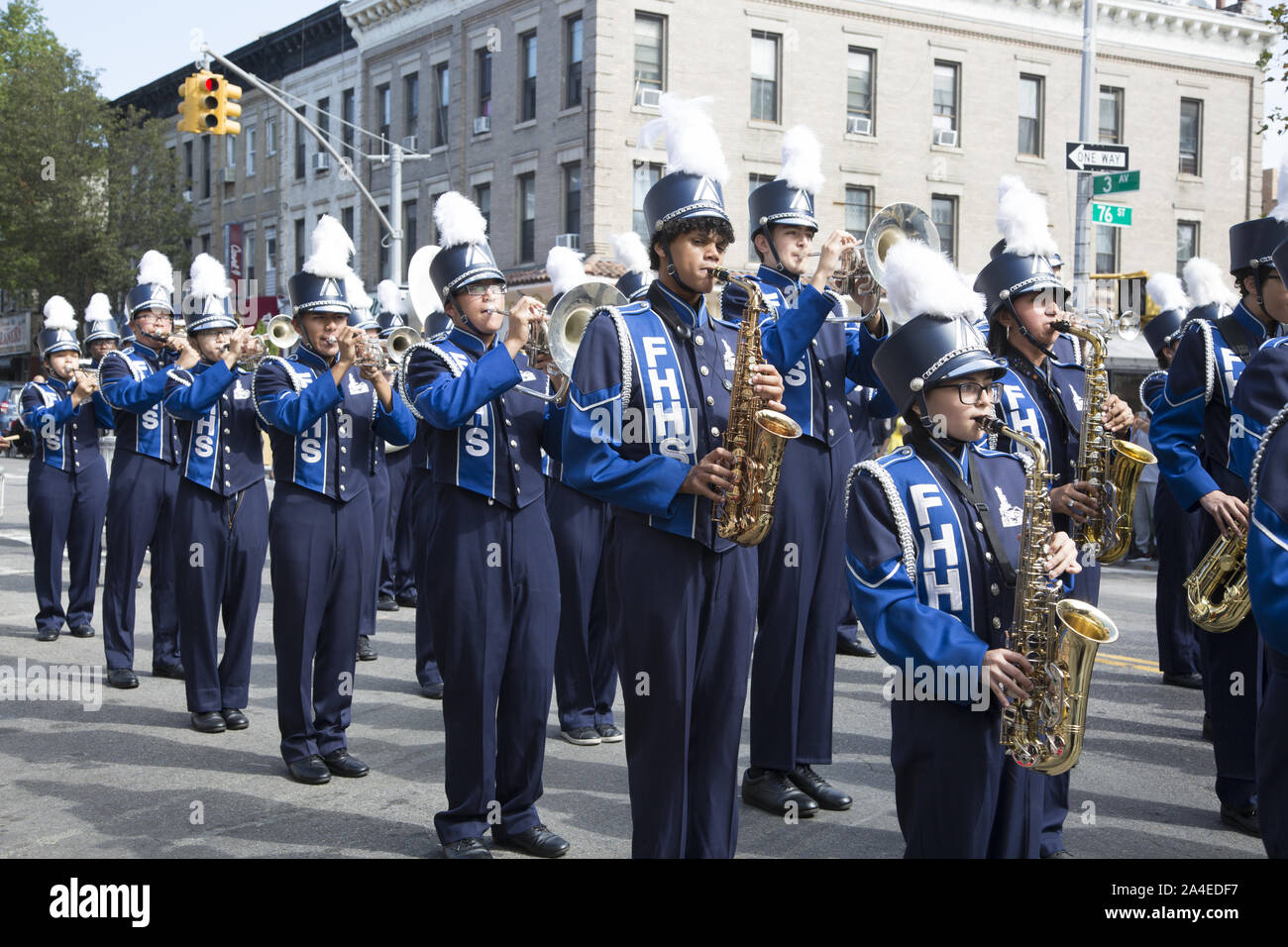 Jährliche Ragamuffin Parade auf der 3. Avenue in Bay Ridge, Brooklyn, New York City. Die hoch angesehener Fort Hamilton High School Marching Band ist ein Höhepunkt der Parade. Stockfoto