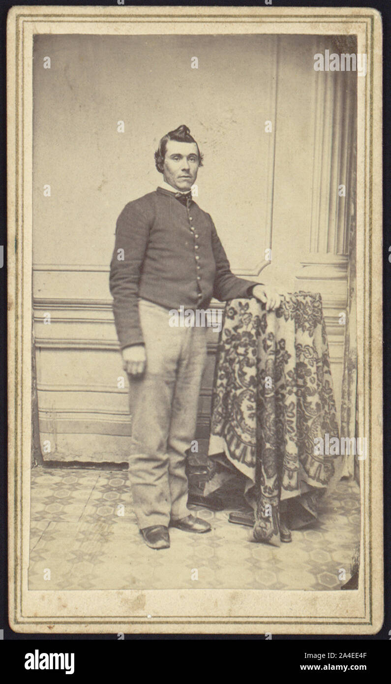 Theodore H. Marsh, Co.L 27 New Jersey, full-length Studio Portrait, stehend mit dem linken Arm ruht auf Studio prop, Blick leicht nach rechts, tragen Uniform Stockfoto