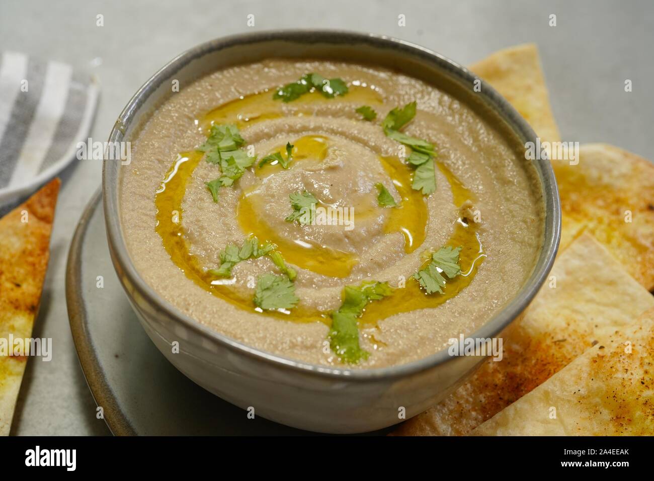 Baba ganoush, Arabische Vorspeisen gebratene Auberginen Dip mit Pita Chips serviert. Stockfoto