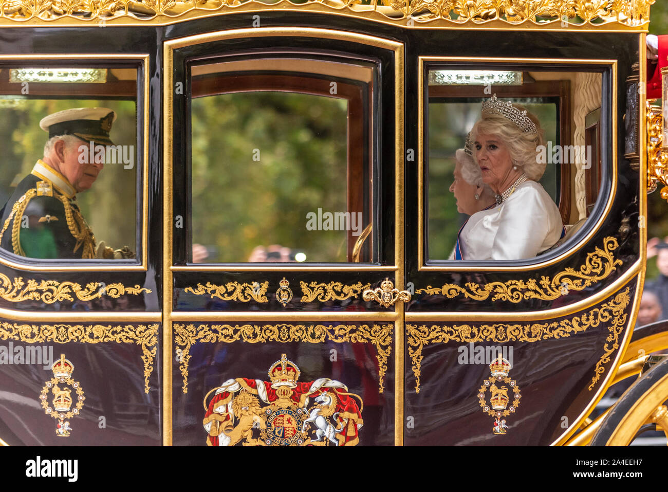 Die königliche Prozession von der Königin durch angebracht Soldaten begleitet vom Buckingham Palace, dem Parlament für die Königin ritt zum Eingeben und die Queen's Rede, dem offiziellen Beginn der parlamentarischen Jahr Kennzeichnung. Die Veranstaltung fand bei feuchter Witterung Stockfoto