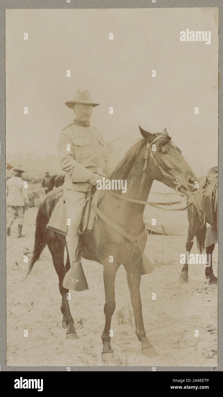Theodore Roosevelt in rauhen Mitfahrer einheitliche sitzen auf dem Pferd] / James Burton, Kamera Künstler, N.Y Stockfoto