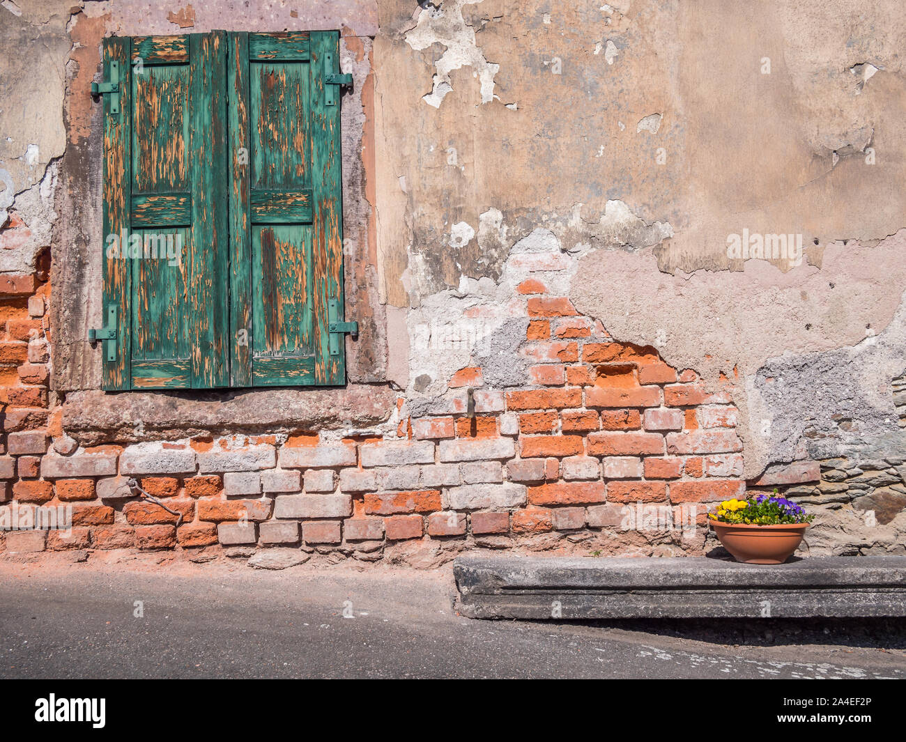 Alte Shutter mit Backstein Haus Wand Stockfoto