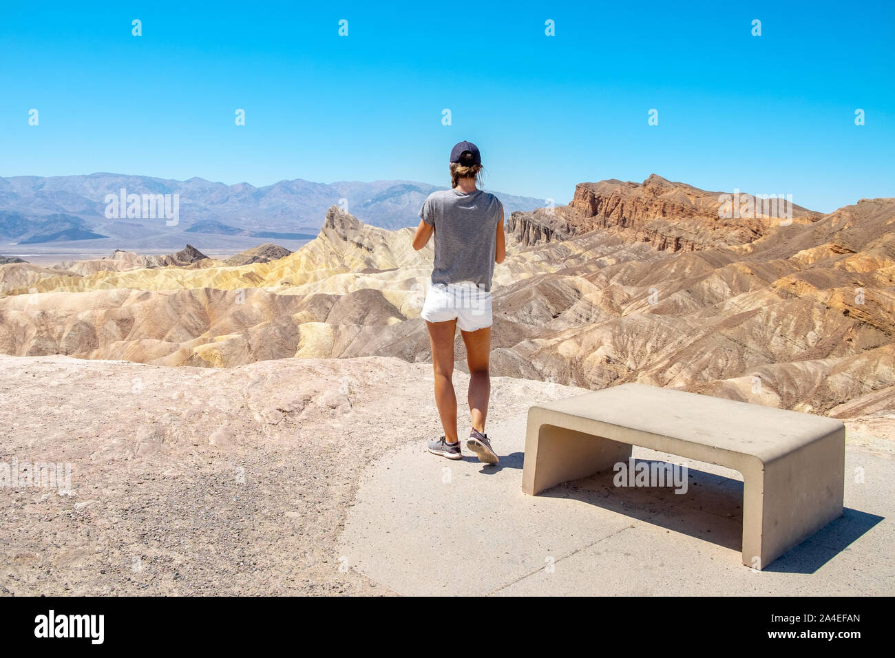 Erodieren vulkanischer Asche und Schlamm Hügel, Badlands, am Zabriskie Point, Death Valley National Park, Kalifornien, USA Stockfoto