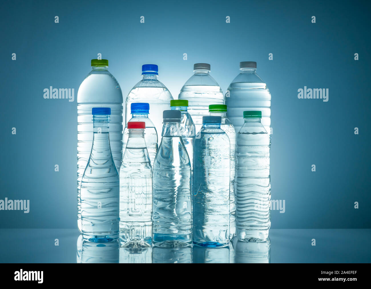 Set Aus Transparentem Kunststoff Trinkflasche Mit Leeres Etikett Klares Wasser Und Naturliches Mineralwasser Flasche Mit Weissen Grunen Roten Und Blauen Kappe Gesundes Getrank Stockfotografie Alamy