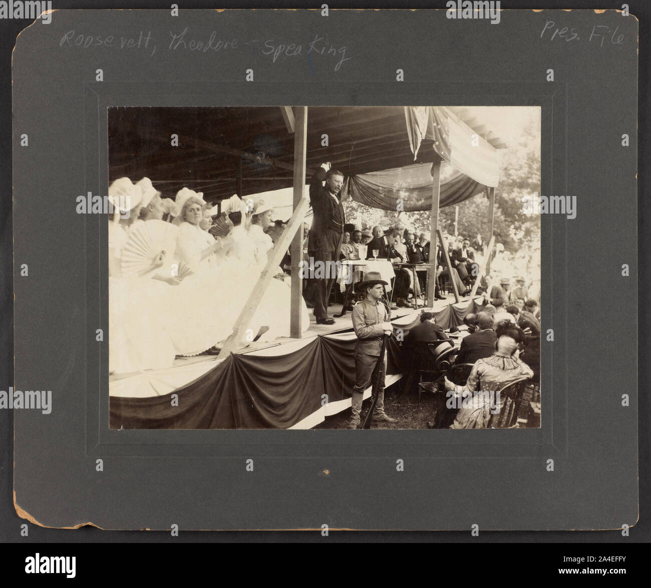 Theodore Roosevelt sprechen mit sitzenden Publikum aus Flag - drapierte Plattform Stockfoto