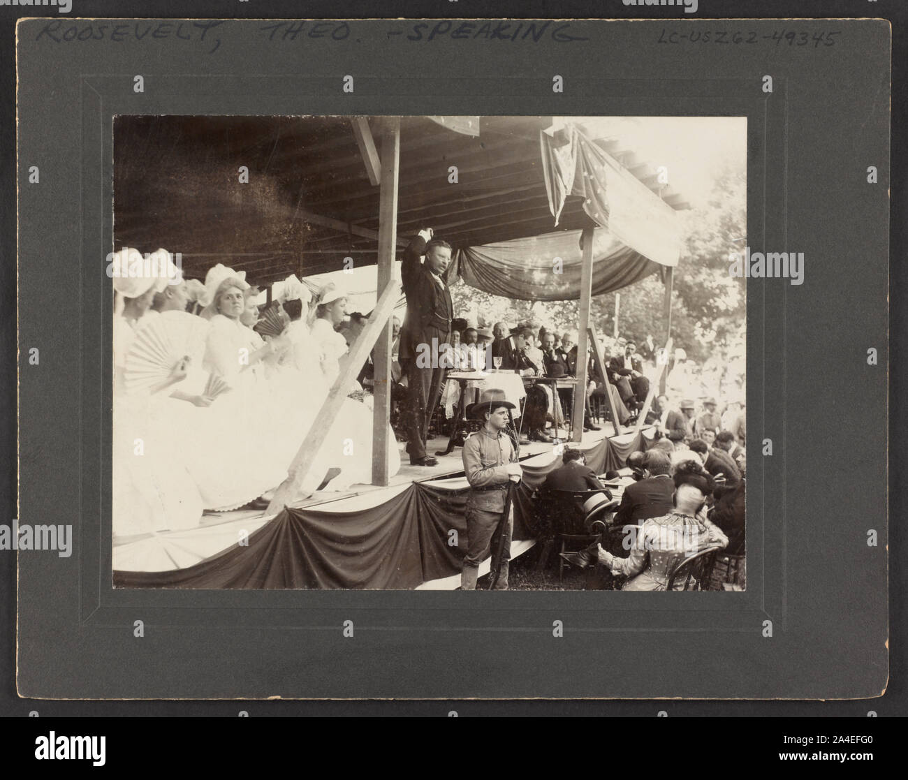 Theodore Roosevelt sprechen mit sitzenden Publikum aus Flag - drapierte Plattform Stockfoto