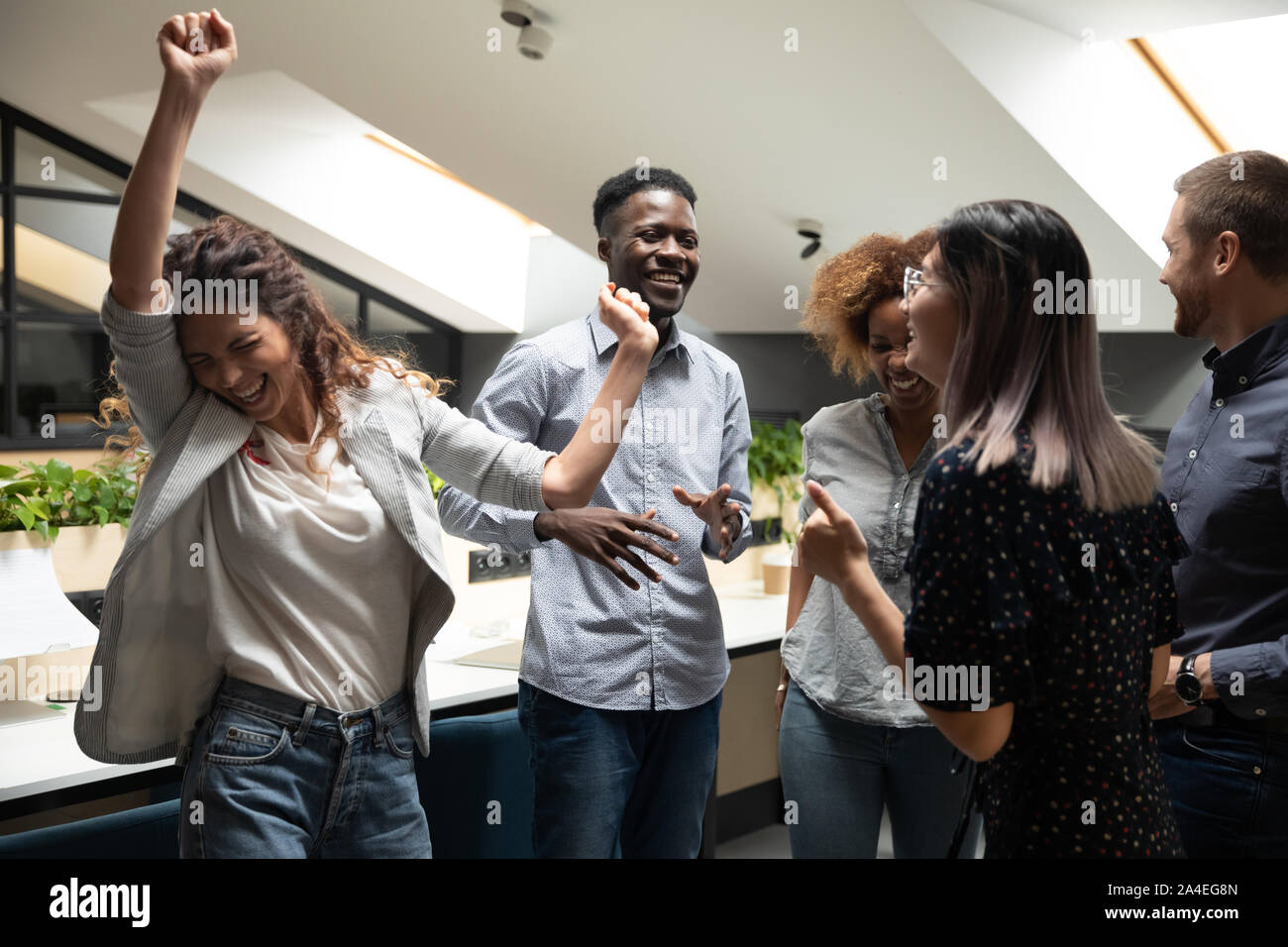 Diverse Büroangestellte feiern finanziellen Erfolg oder Karriere Wachstum Stockfoto