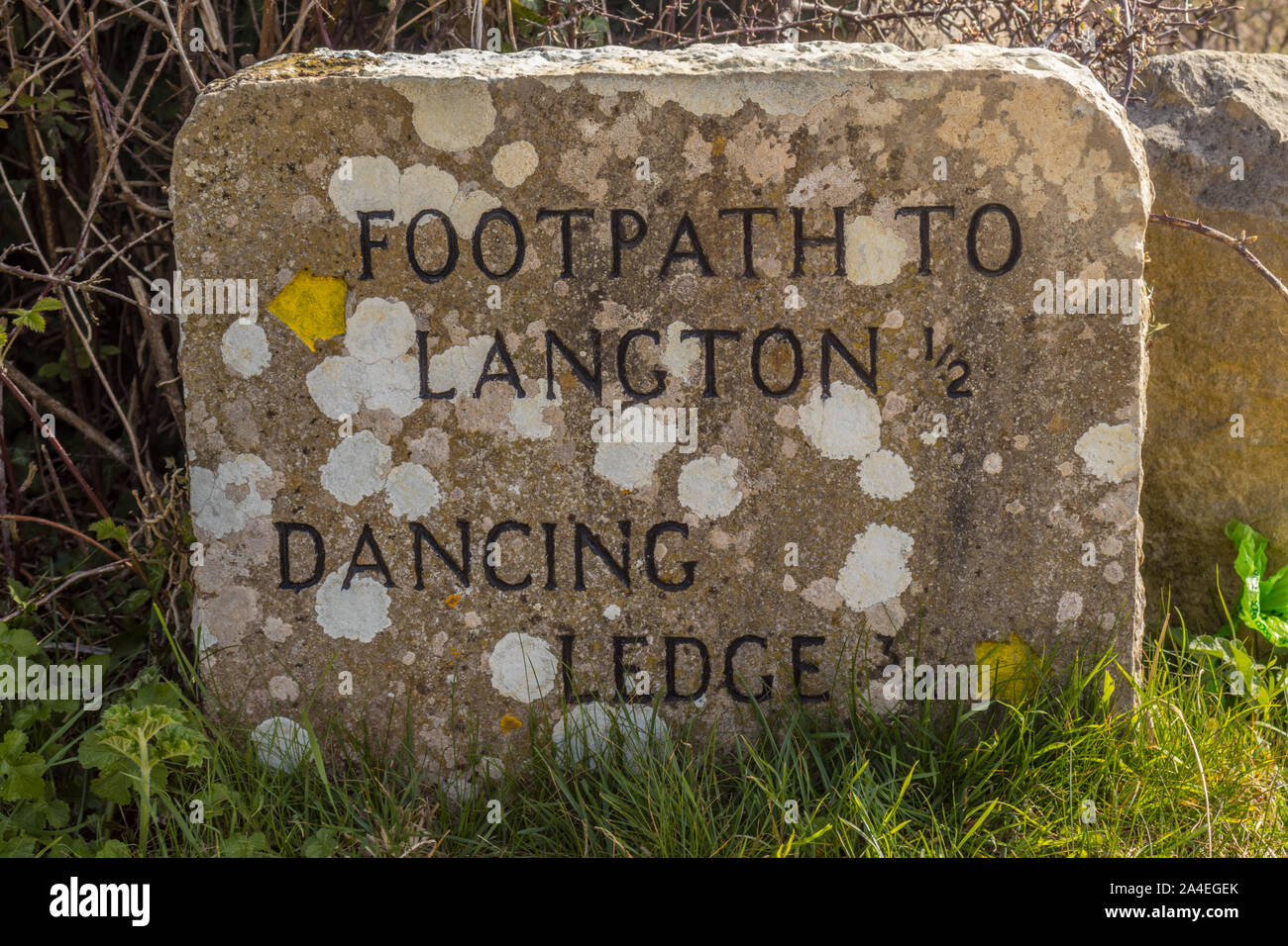 Traditionelle Stein Wegweiser, die die Richtung zu tanzen Felsvorsprung in der Nähe von Langton Matravers, Dorset, Großbritannien Stockfoto