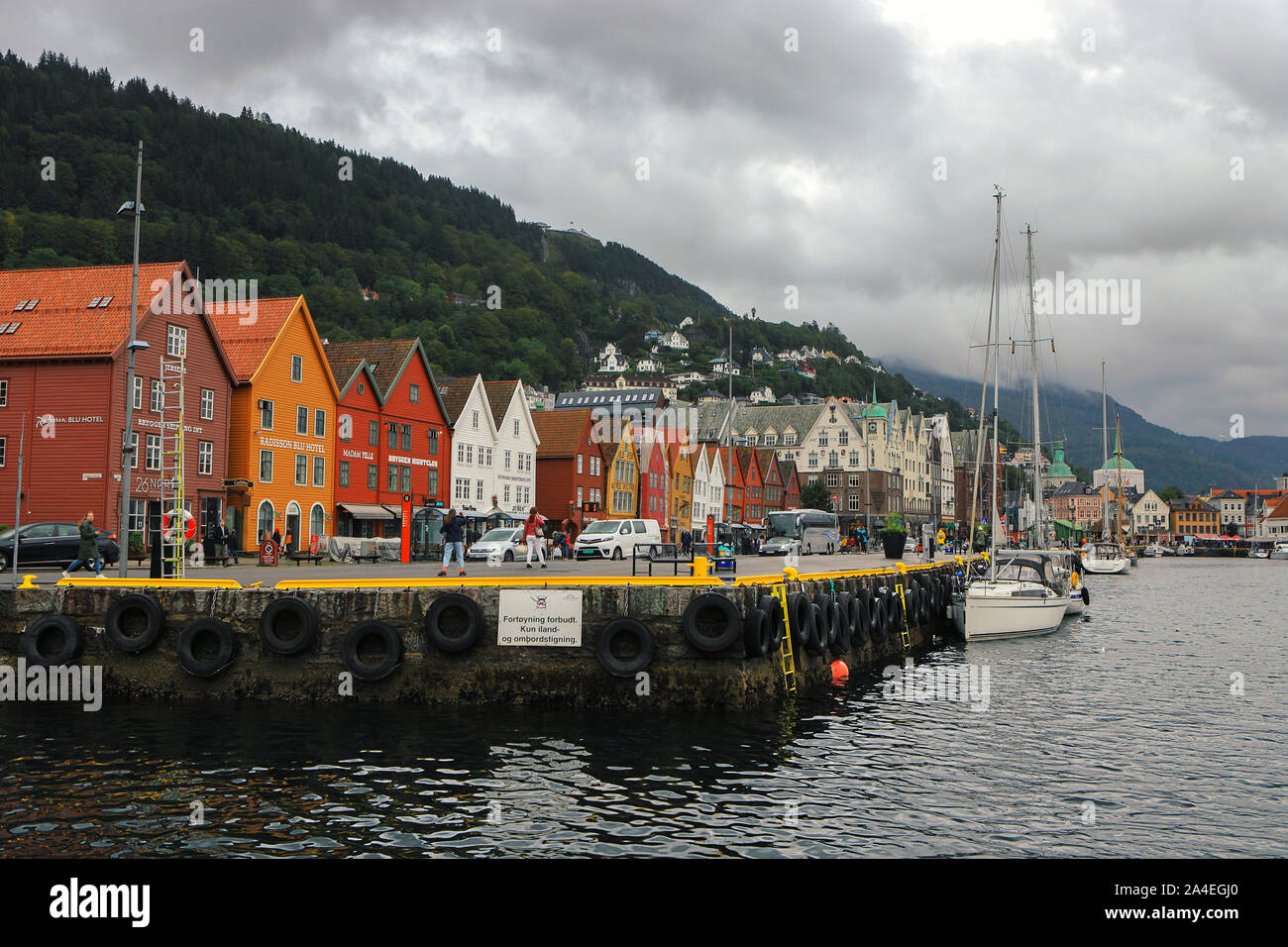 Berühmten Blick auf Bergen Stadtzentrum und dem historischen Viertel von Bryggen. Fjord, Berge, Yachten, traditionelle Bunte Holzhäuser. Norwegen, Hordaland. Scand Stockfoto