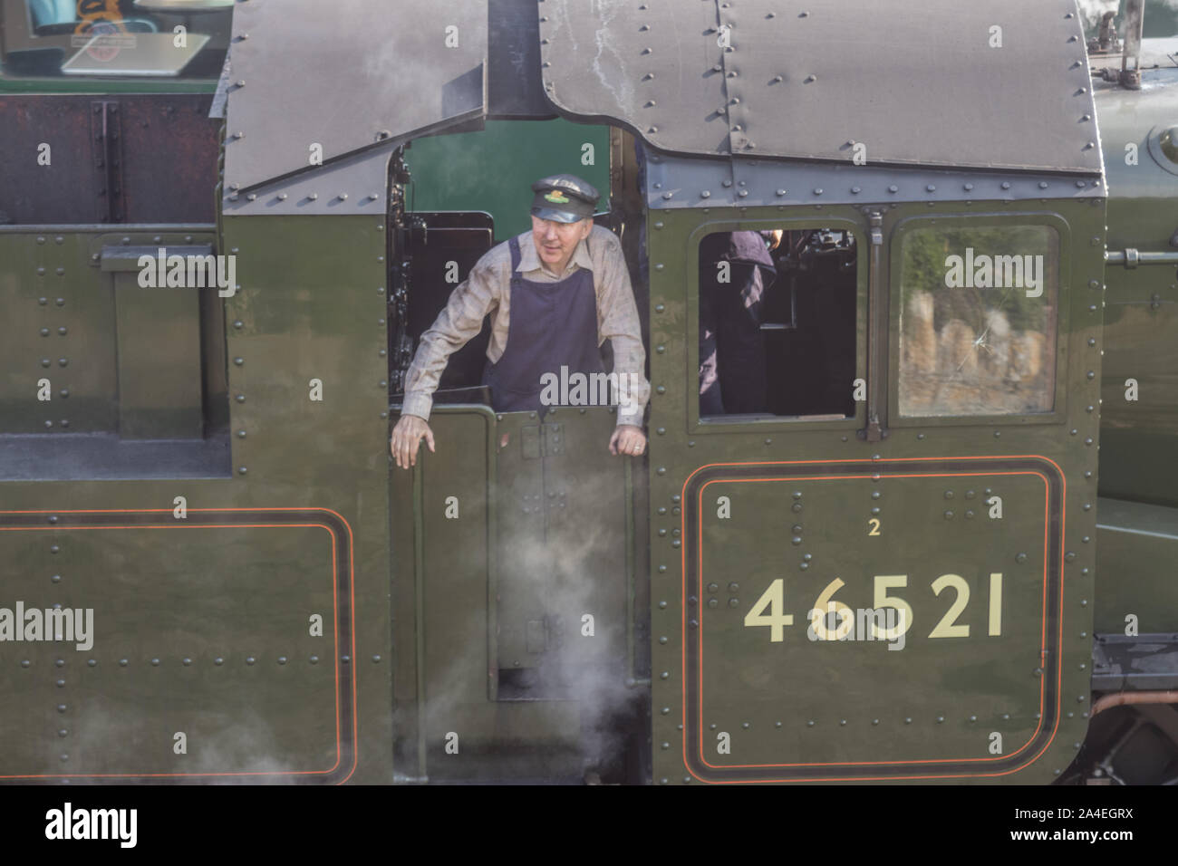 Lokführer auf einer Lokomotive im Bahnhof Swanage, Dorset, Großbritannien Stockfoto
