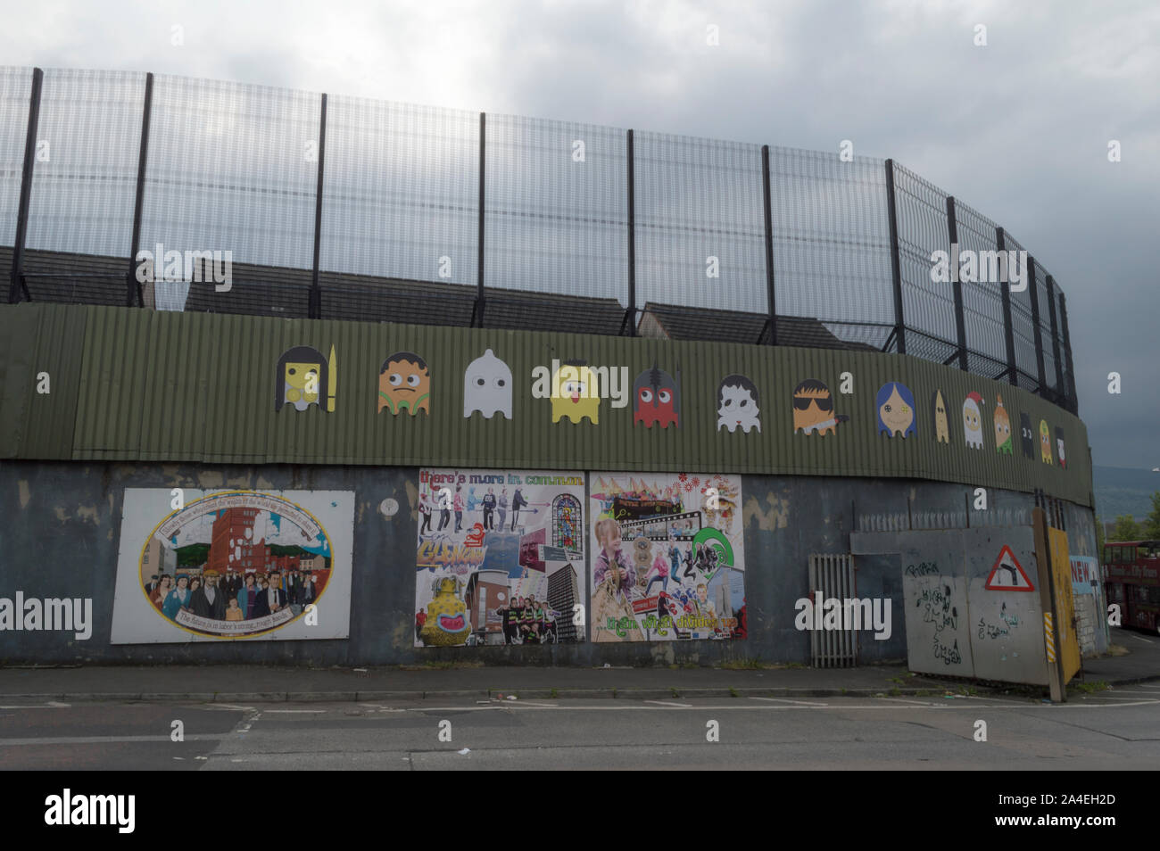 Die Linie entlang Cupar Weg in Belfast. Stockfoto