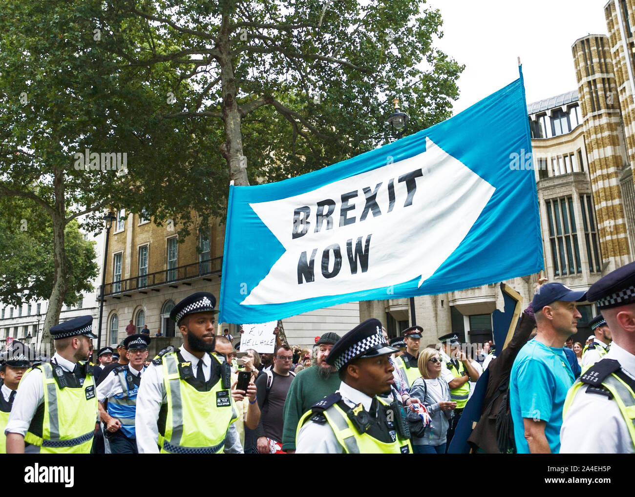 Brexit-Protest London Großbritannien. Brexit-Befürworter mit Brexit-Banner. Politische Kundgebung. Politische Demonstration. Menschen protestieren gegen Großbritannien. Stockfoto