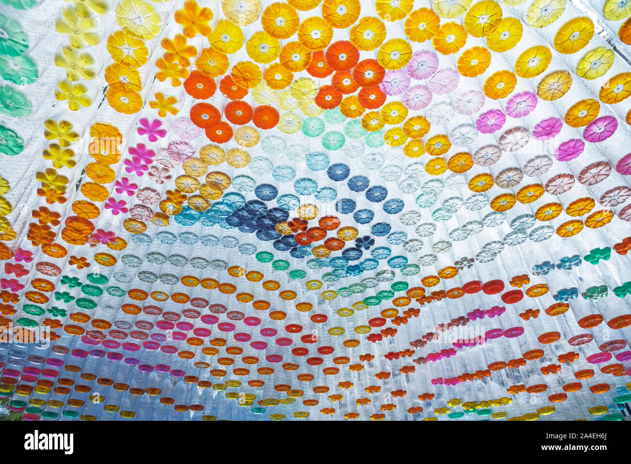 Design Kreativität - aus recyceltem Kunststoff: einzelnutzung Plastikflaschen UK. Kunststoff Pavillon von Seyi Adelekun. Stockfoto
