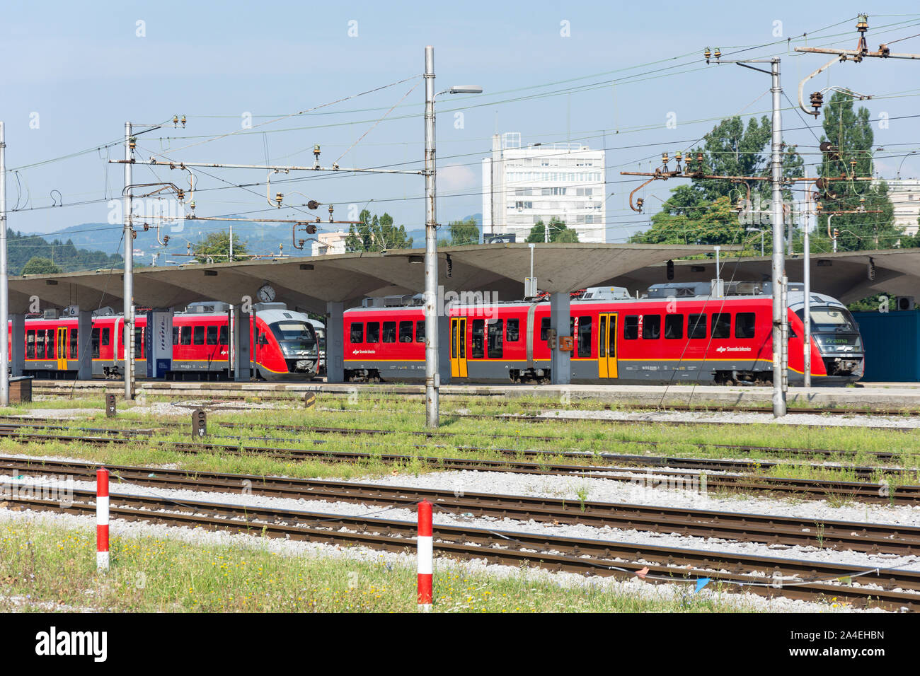 Slovenske Zeleznice Zug auf Plattformen in Ljubljana Bahnhof, Masarykova cesta, Ljubljana, Slowenien Stockfoto