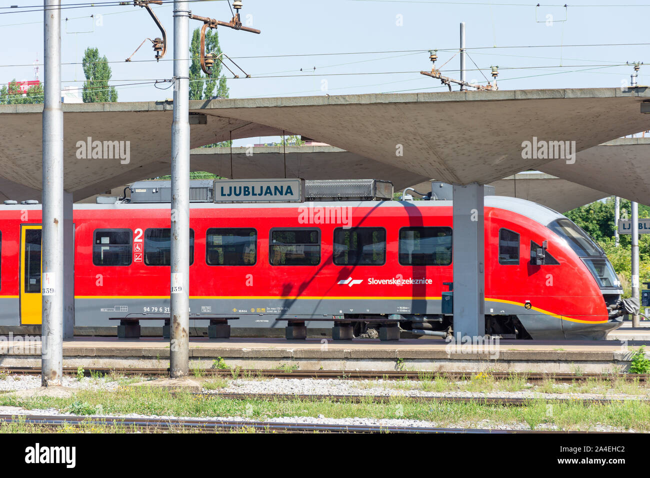 Slovenske Zeleznice Zug auf der Plattform in Ljubljana Bahnhof, Masarykova cesta, Ljubljana, Slowenien Stockfoto