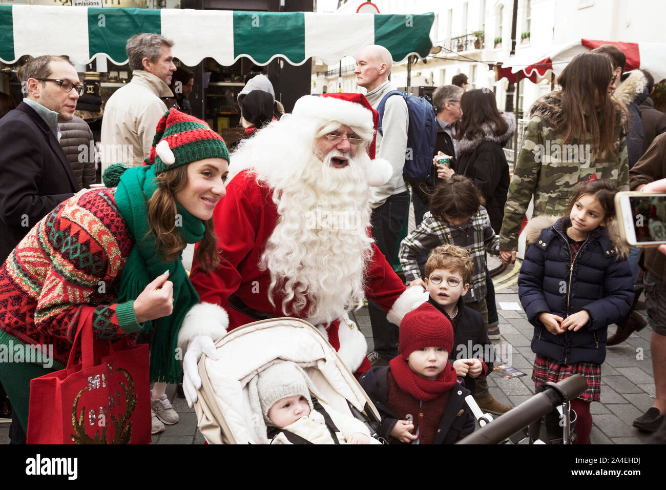 Weihnachtsmarkt in Belgravia, London, England, UK. Vater Weihnachten, Kinder und Elf. Stockfoto