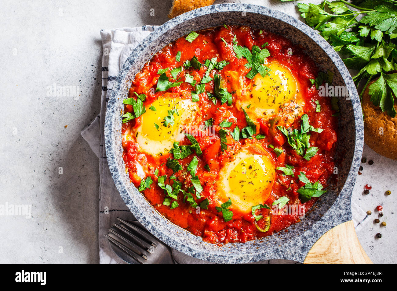 Traditionelle shakshuka in der Pfanne. Gebratene Eier in Tomatensoße mit Kräutern, kopieren. Stockfoto