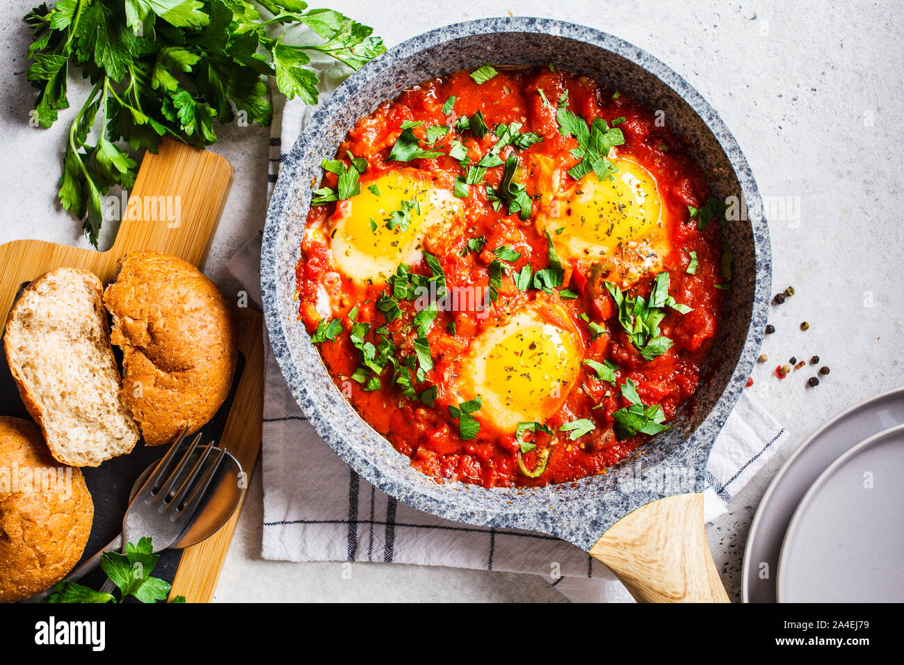 Traditionelle shakshuka in der Pfanne. Gebratene Eier in Tomatensoße mit Kräutern. Stockfoto