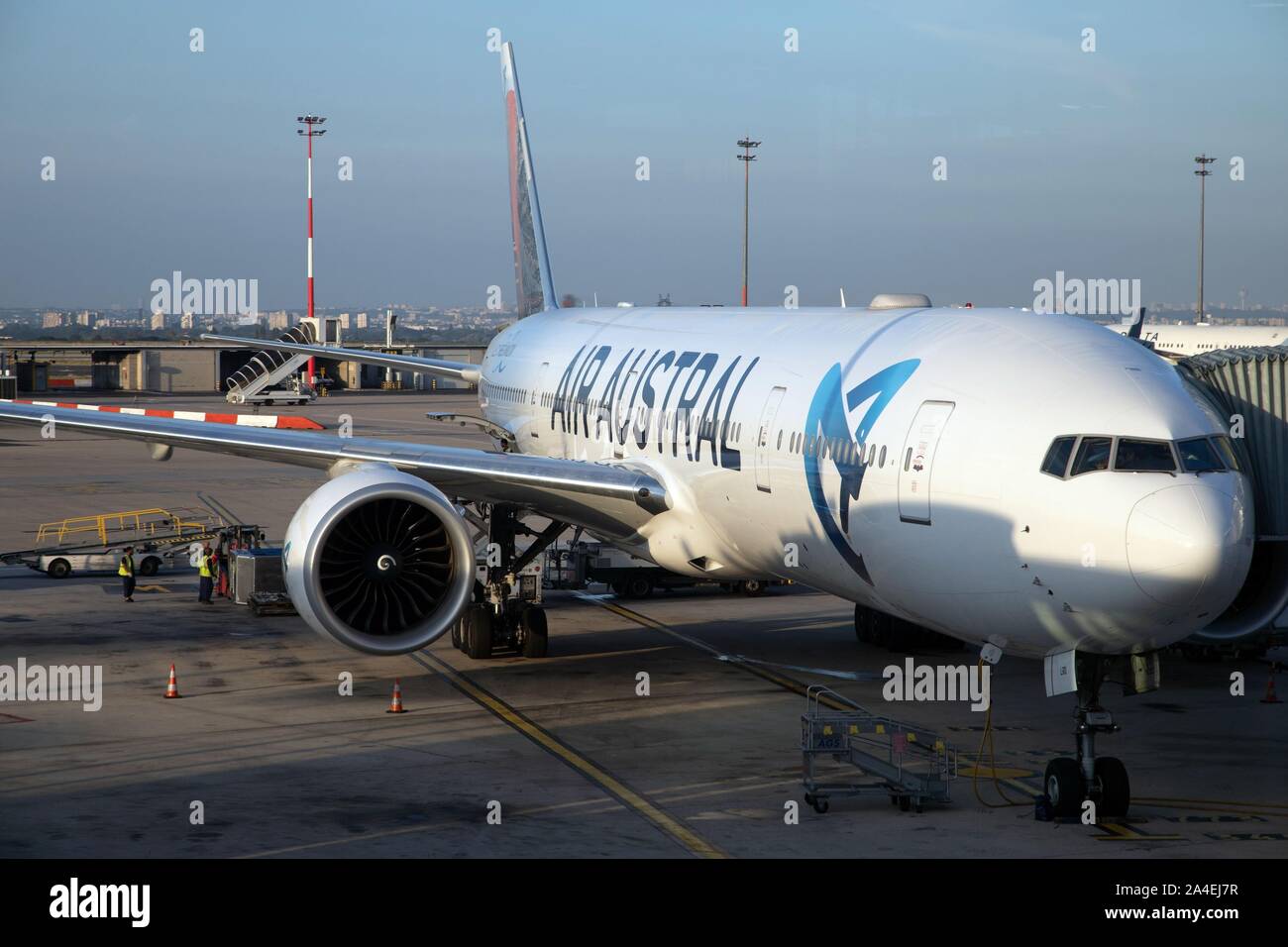 Ebene, die von der Air Austral Fluggesellschaft, Flughafen Reykjavik, Island Stockfoto