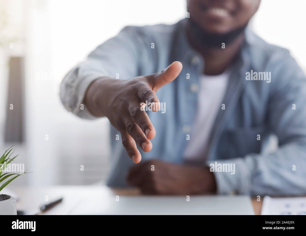 HR Manager zur Verlängerung der Hand für Handshake nach dem erfolgreichen Vorstellungsgespräch Stockfoto