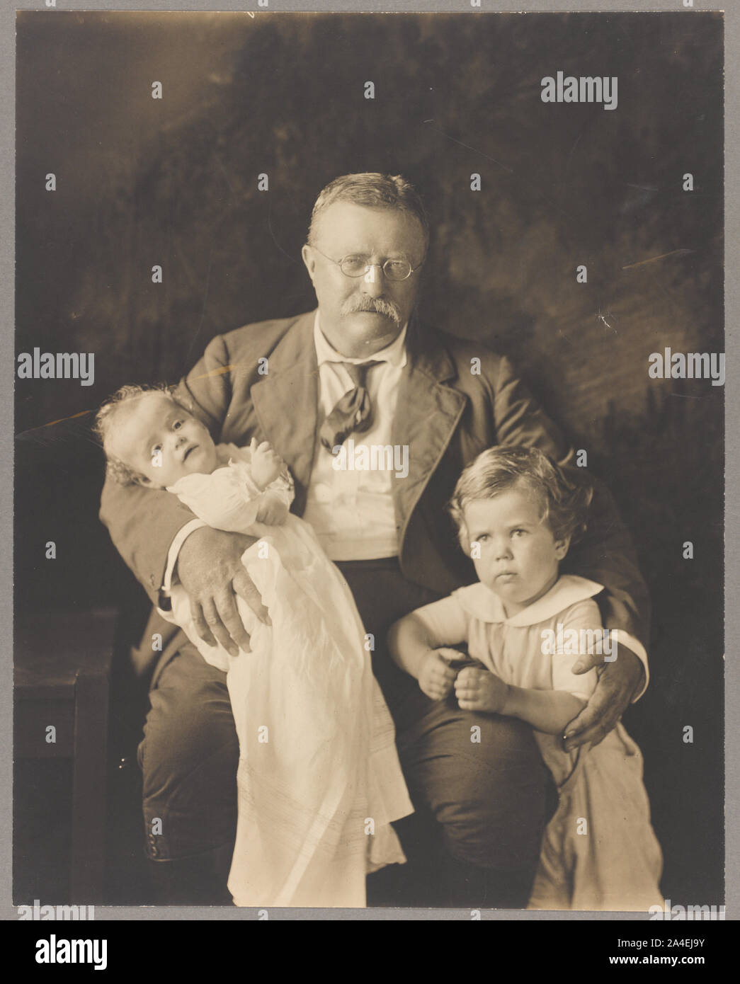 Theodore Roosevelt, drei viertel länge Porträt, Sitzen, Blick leicht nach rechts, mit Master Richard Derby und Holding Kermit Roosevelt, jr. Stockfoto