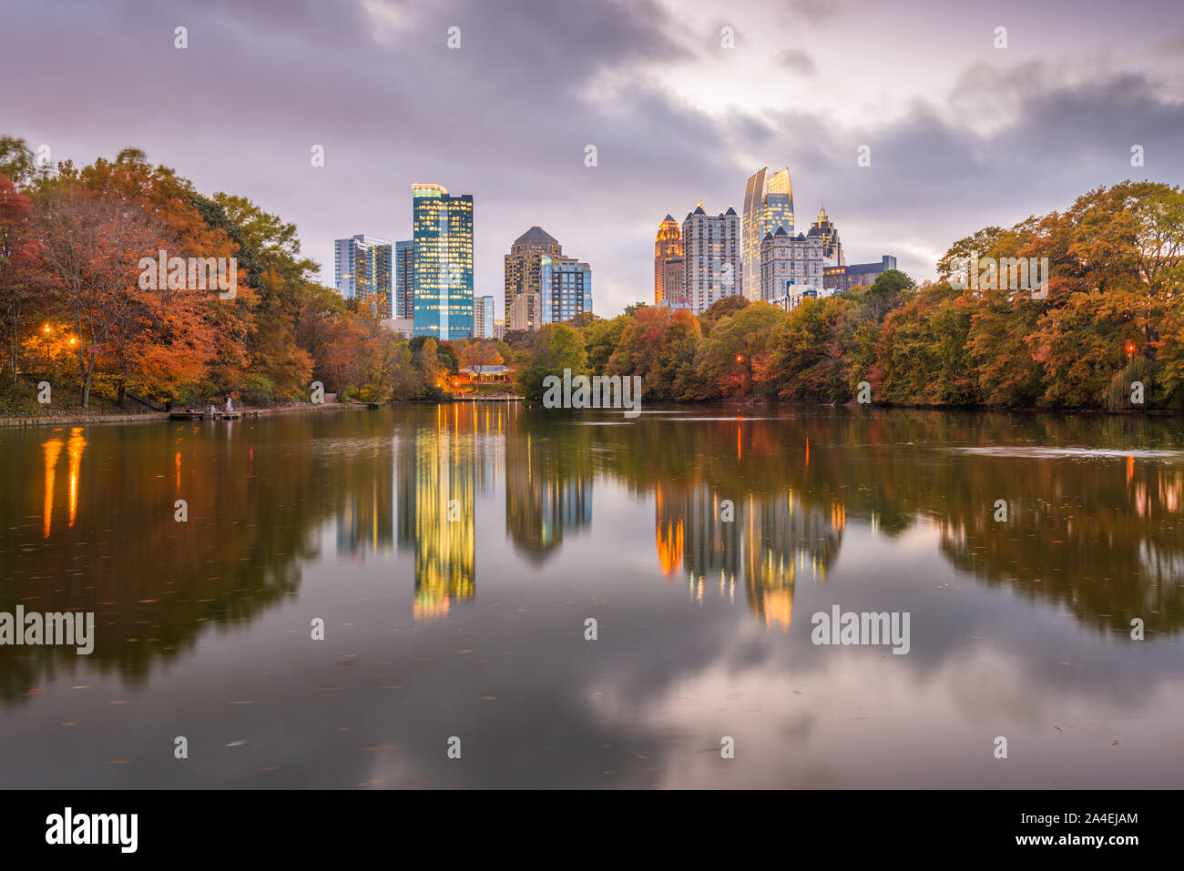 Atlanta, Georgia, USA Piedmont Park Skyline im Herbst am Meer in der Dämmerung. Stockfoto