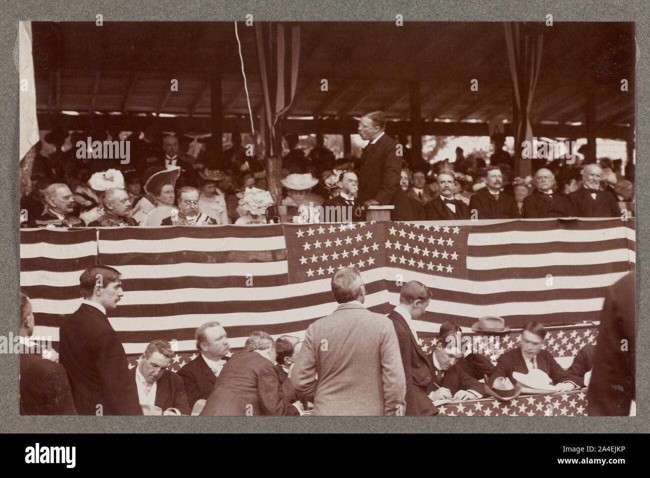 Theodore Roosevelt, drehte sich nach links, sprechen in die sitzende Publikum an Rochambeau Zeremonie Stockfoto