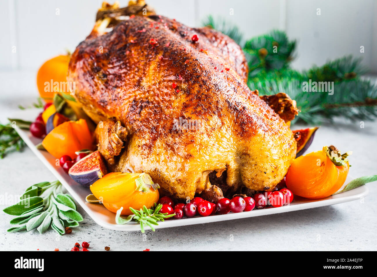 Weihnachten gebackene Ente mit Kräutern und Früchten auf einem grauen Platte. Stockfoto