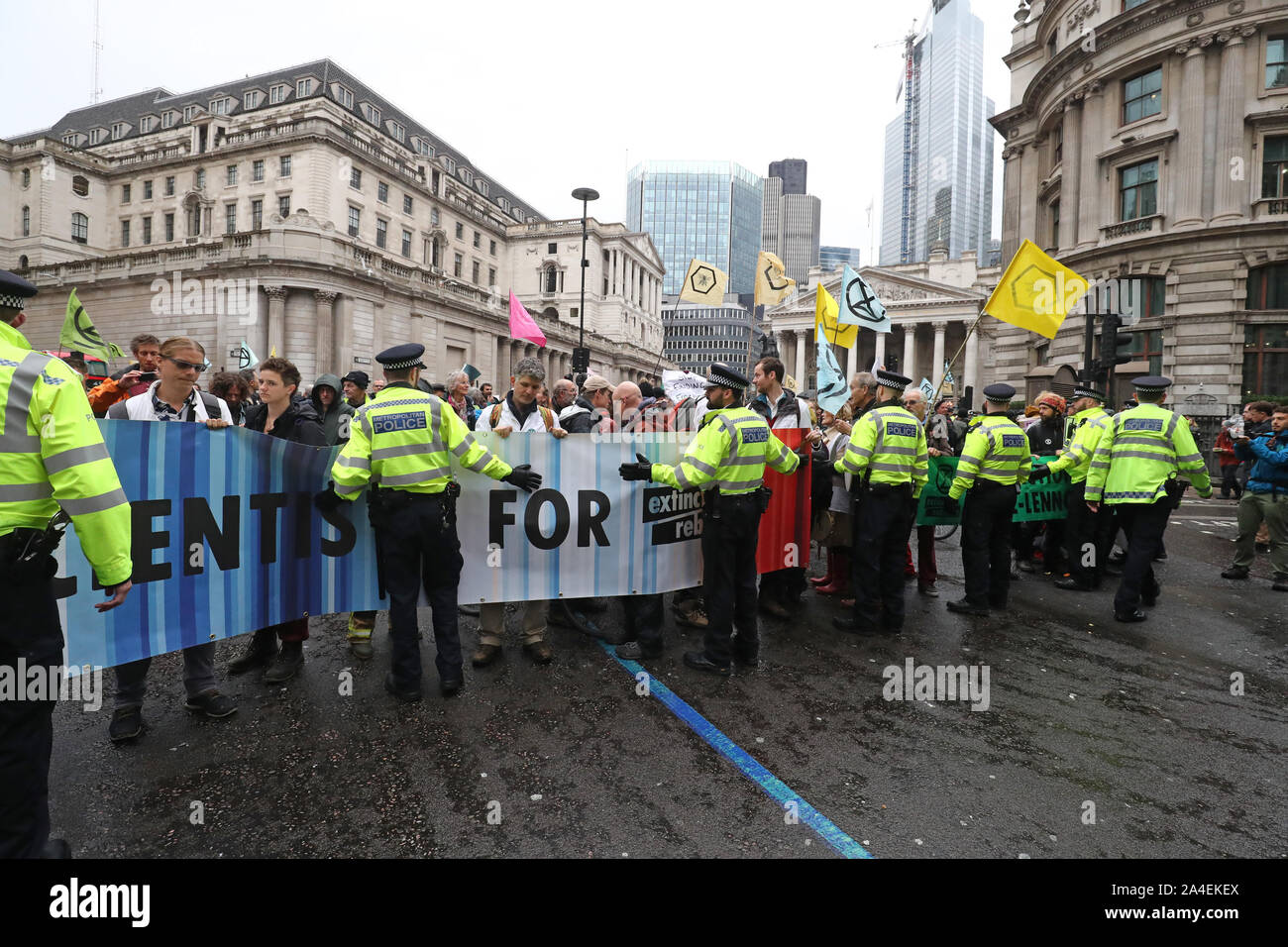 Polizei versucht, die Demonstranten zu drücken, wie sie die Straße vor dem Herrenhaus in der Londoner City zu blockieren, während ein XR Klimawandel protestieren. Stockfoto