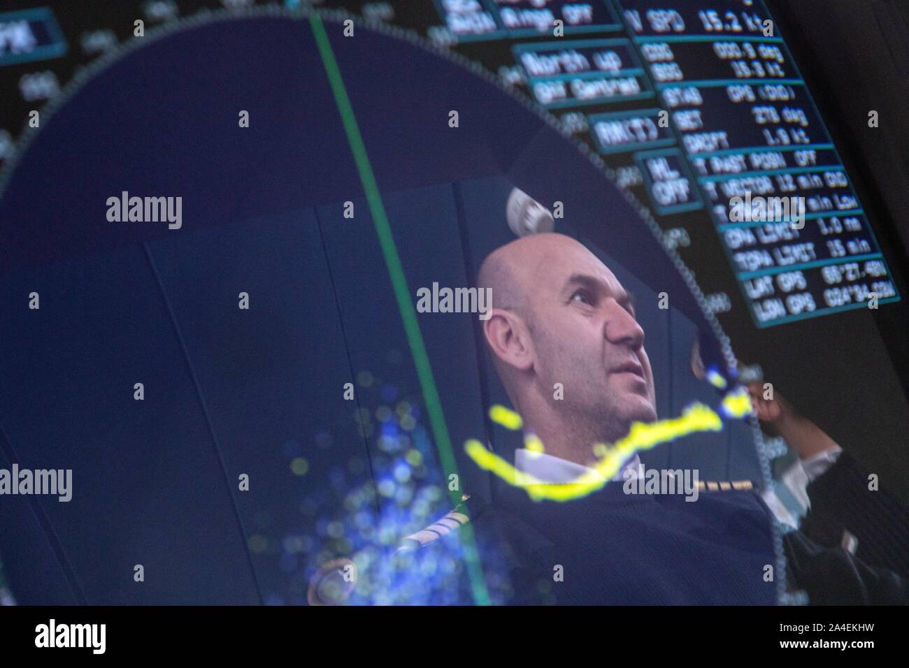 Reflexion DER KAPITÄN IN DER NAVIGATION RADAR, ASTORIA KREUZFAHRTSCHIFF VOR DER KÜSTE ISLANDS Stockfoto