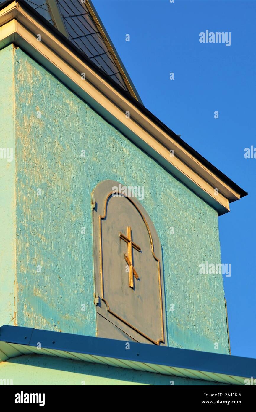 Fassade der Orthodoxen Kirche mit kleinen gewölbten Türen Stockfoto