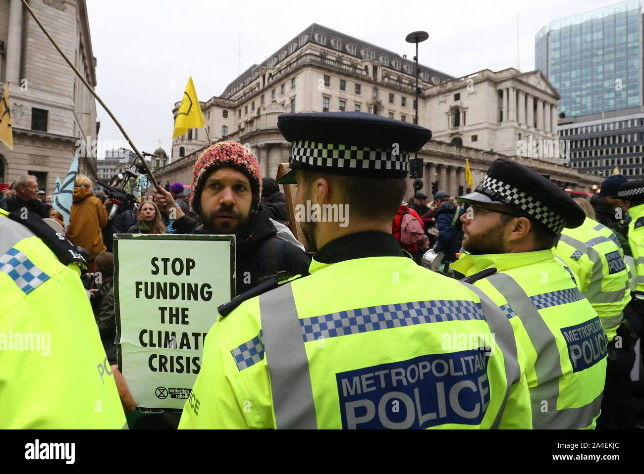 Polizei versucht, die Demonstranten zu drücken, wie sie die Straße vor dem Herrenhaus in der Londoner City zu blockieren, während ein XR Klimawandel protestieren. Stockfoto