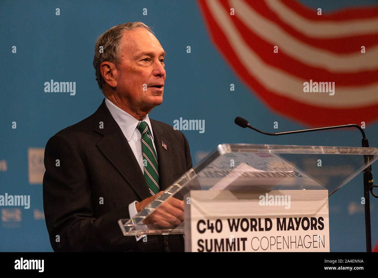 Kopenhagen, Dänemark, 10. Oktober 2019: Michael Bloomberg, Präsident der C40-Board und ehemaliger Bürgermeister von New York City, an der C40-Welt Bürgermeister Gipfel 2019 Pressekonferenz für Antonio Guterres, Generalsekretär der Vereinten Nationen in Kopenhagen gesehen. Mehr als 90 Bürgermeistern von einigen der weltweit größten und einflussreichsten Städte die rund 700 Millionen Menschen in Kopenhagen vom 9. bis 12. Oktober für die C40-Welt Bürgermeister Gipfel treffen. Der Zweck Mit der Gipfel in Kopenhagen ist eine globale Koalition der führenden Städte, Unternehmen und Bürger, sammelt um radikale und Ambit zu bauen Stockfoto