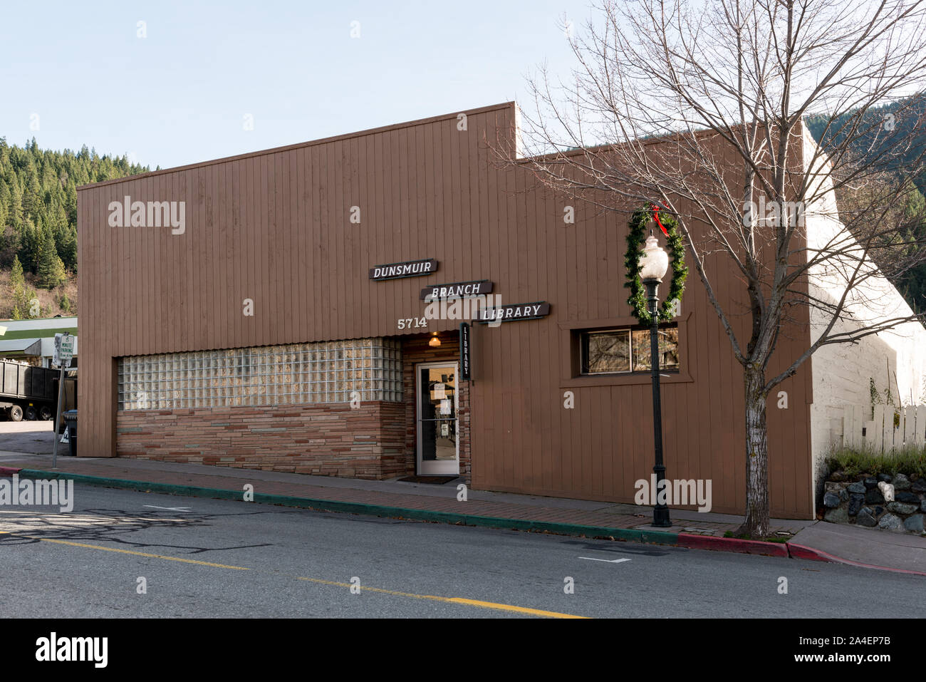 Dieser Zweig Bibliothek in Dunsmuir im Norden - zentrales Kalifornien verfügt über ein unverwechselbares glas-fenster Stockfoto