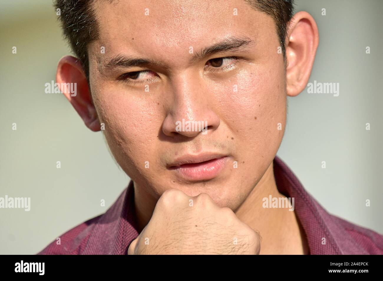 Nachdenklich asiatische Person Stockfoto