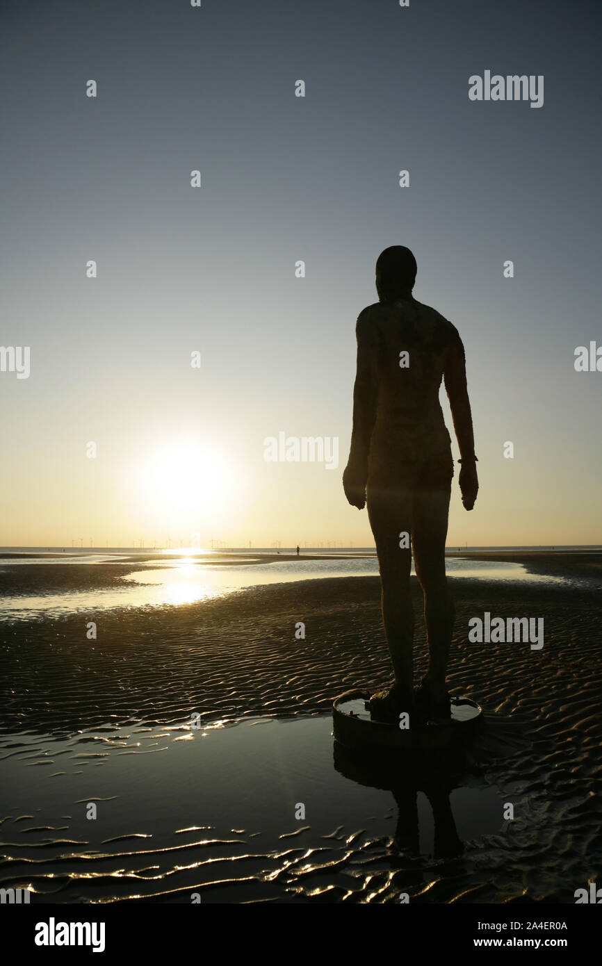 Die Zahlen der Antony Gormley skulpturale Kunst installation" an einen anderen Ort "am Crosby Beach, in der Nähe von Liverpool, Großbritannien. Stockfoto