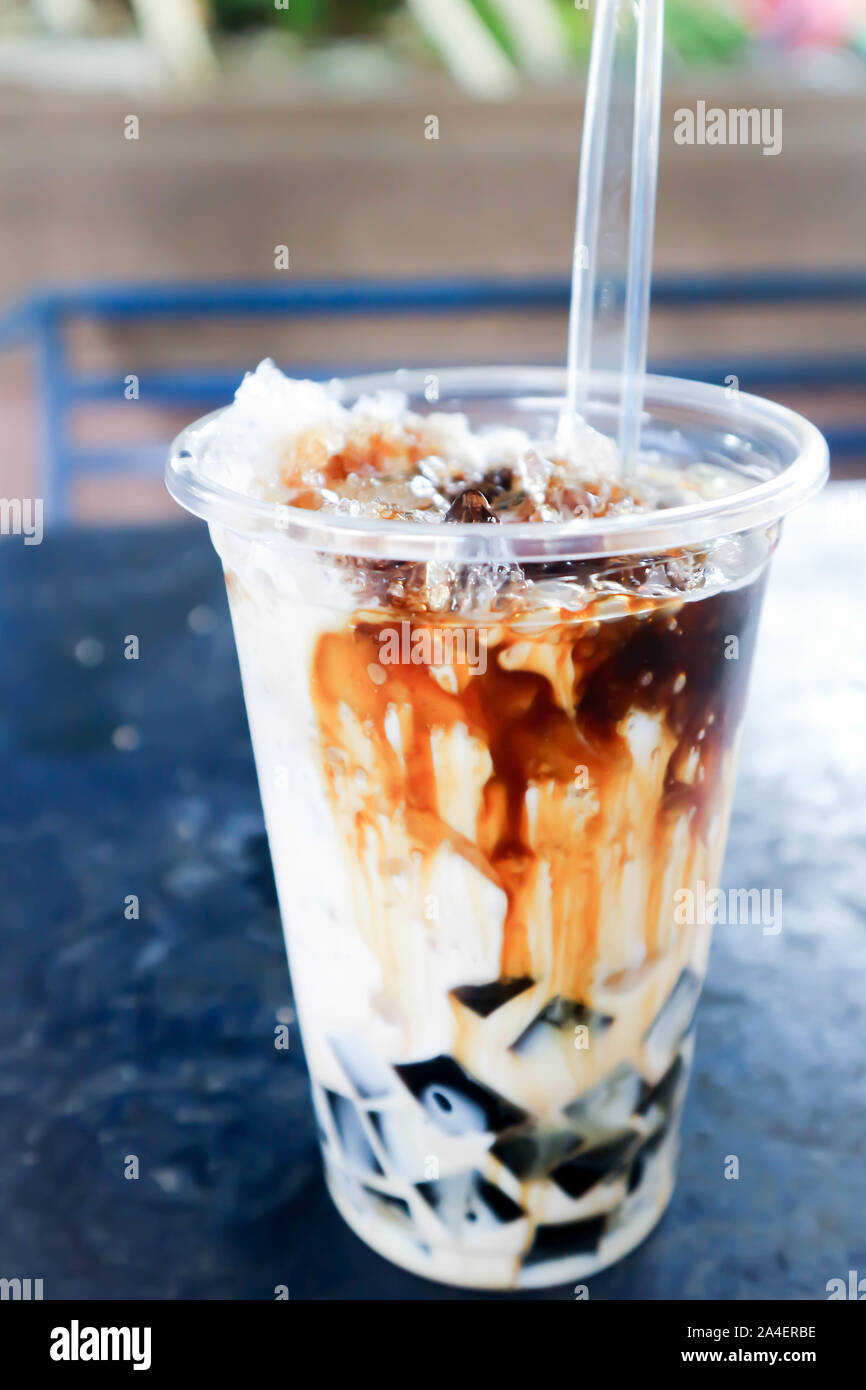 Milch mit Zuckerrohr Saft und Marmelade, Gelee Milch Kaffee oder  thailändische Dessert Stockfotografie - Alamy