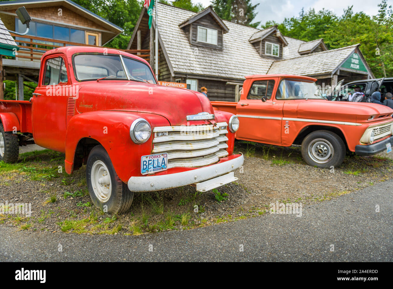 Gabeln, Washington - 27. Juni 2018: Die roten Pick up Trucks aus der Twilight Reihe. Die Stadt wurde die Einstellung für die Filme. Stockfoto