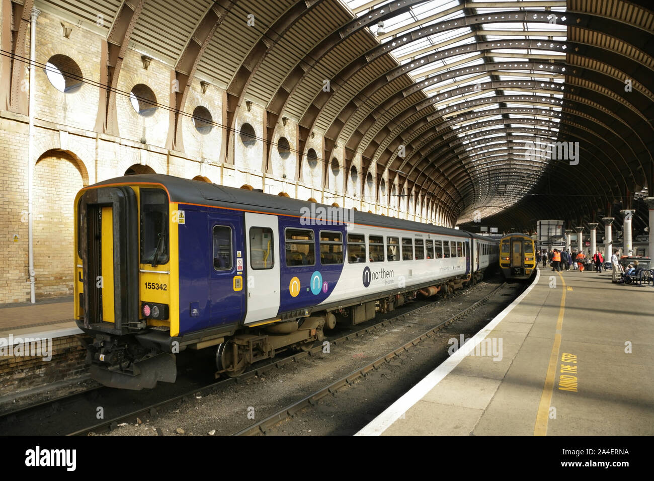 Northern Rail sprinter Klasse 155 Diesel Multiple Unit Nr. 155342 und Klasse 158 Express sprinter Art.Nr. 158909 in York, Großbritannien. Stockfoto