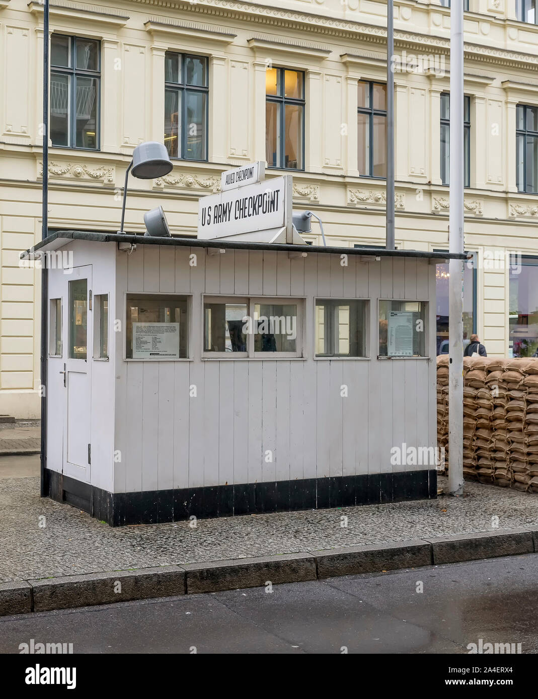 Die berühmten Checkpoint namens Checkpoint Charlie in Berlin, Deutschland Stockfoto