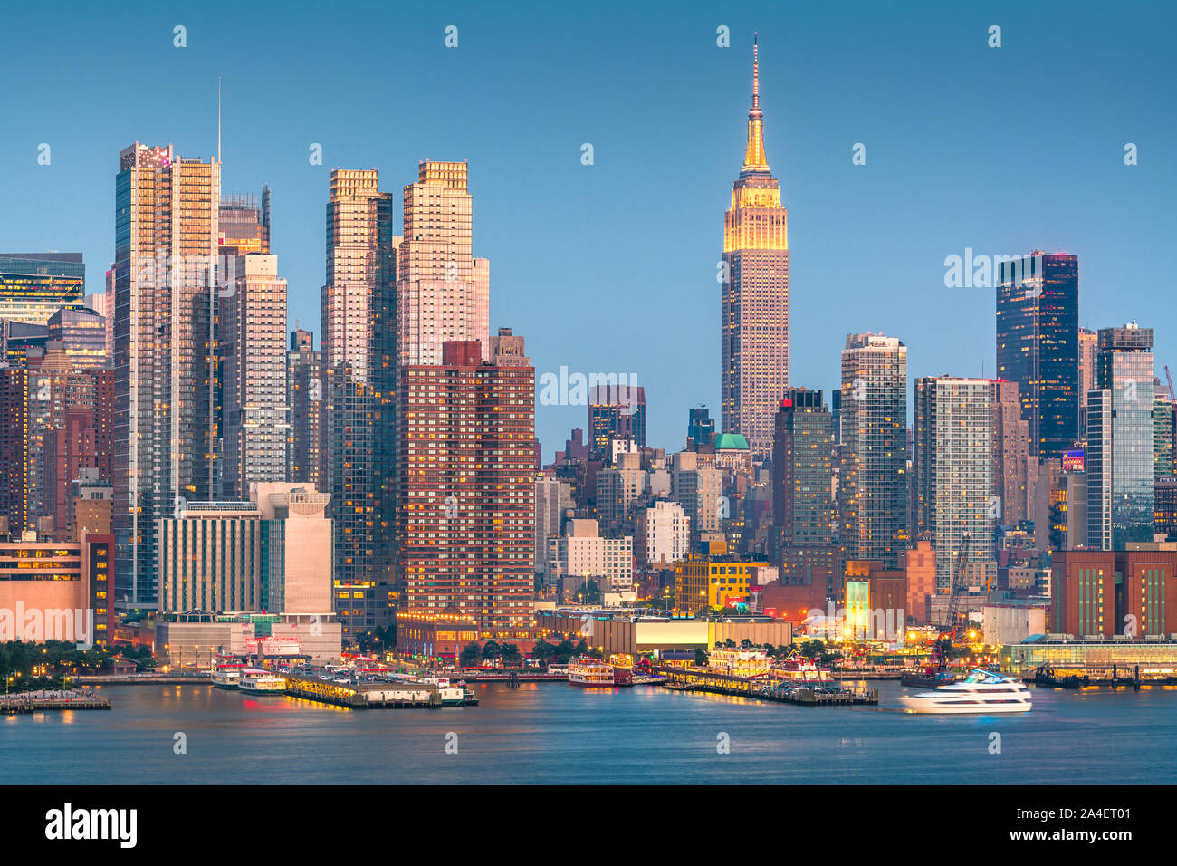New York, New York, USA Midtown Manhattan Skyline auf dem Hudson River in der Nacht. Stockfoto