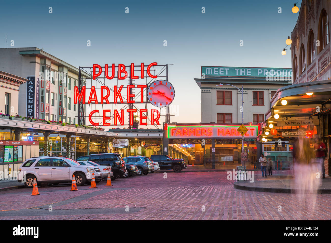 SEATTLE; WASHINGTON - Juli 2, 2018: Pike Place Markt in der Nacht. Die beliebten Reiseziel eröffnete im Jahre 1907 und ist eine der ältesten ununterbrochen o Stockfoto